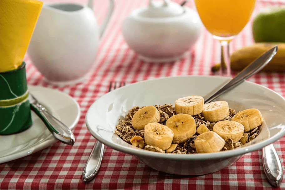 a bow cereal with cut bananas toppings
